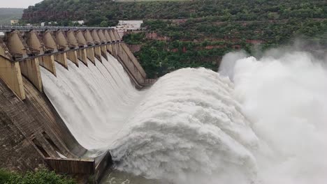 Wunderschöner-Blick-Auf-Den-Srisailam-Stausee-Mit-Fließendem-Wasser-In-Ultrazeitlupe