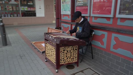 Un-Viejo-Músico-Callejero-Tocando-Un-Yangqin-O-Un-Dulcémele-Martillado-Chino-En-Cabramatta