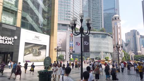 Multitudes-De-Ciudadanos-Chinos-Caminando-En-Una-Plaza-Entre-Nuevos-Edificios-Comerciales-Modernos-De-Gran-Altura-En-El-Centro-Comercial-De-La-Ciudad