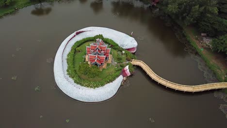 Sumeru-Berg,-Auch-Bekannt-Als-Nachbildung-Des-Mount-Meru-Tempels-Im-Antiken-Siam-Freilichtmuseum-Muang-Boran,-Ort-Aus-Der-Buddhistischen-Kosmologie,-Aufsteigende,-Sich-Drehende-Luftaufnahme