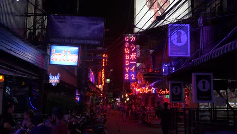 Soi-Cowboy-Bar-Signos-Y-Vida-En-La-Calle