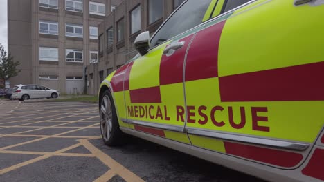 Uk-Nhs-Servicio-De-Rescate-Médico-De-Respuesta-Rápida-De-Emergencia-Coche-Fuera-Del-Hospital-Pan-Derecho-Lento