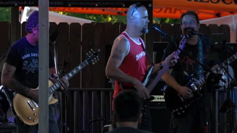 Banda-De-Rock-Tocando-En-El-Escenario-En-La-Feria-Del-Condado-De-El-Dorado,-Placerville-California