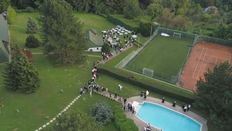 Vista-Superior-De-Una-Fiesta-De-Bodas-En-Un-Club-Con-Cancha-De-Tenis-Y-Piscina