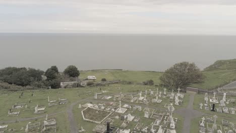 Tudnos-Iglesia-Histórica-Montaña-Capilla-Vista-Aérea-Con-Vistas-A-La-Cumbre-Costera-Cementerio-Tire-Hacia-Atrás-Sobre-El-Techo