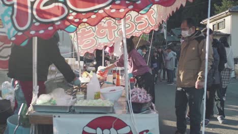 Vendedor-De-Comida-Yatai-Preparando-Deliciosa-Comida-Y-Bocadillos-Para-Los-Clientes-Durante-El-Festival-Teppo-Matsuri-En-Chichibu,-Tokio,-Japón