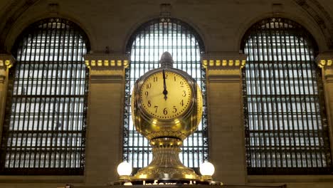 Große-Hauptbahnhofsuhr,-Mittlere-Aufnahme-Mit-Fenstern-Und-Gehhilfen