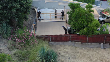 Los-Angeles-Skaters-En-Una-Mini-Rampa-Casera-En-El-Patio-Trasero,-Vista-Aérea