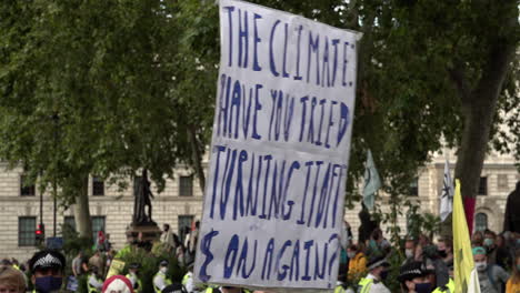 Auf-Einem-Protestplakat-Zu-Einem-Klimaschutzprotest-Der-Extinction-Rebellion-Steht:-„Das-Klima:-Haben-Sie-Versucht,-Es-Aus--Und-Wieder-Einzuschalten?“