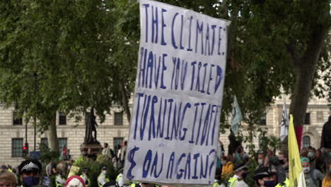 Un-Cartel-De-Protesta-En-Una-Rebelión-De-Extinción-Protesta-Contra-El-Cambio-Climático-Dice:-&quot;el-Clima:-¿has-Intentado-Apagarlo-Y-Volverlo-A-Encender?&quot;