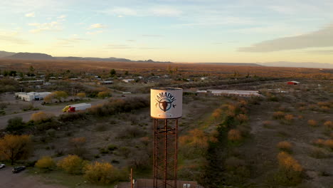 Fliegen-In-Der-Nähe-Des-Alten-Wasserturms-Von-Amado,-Arizona,-USA-In-Der-Abenddämmerung