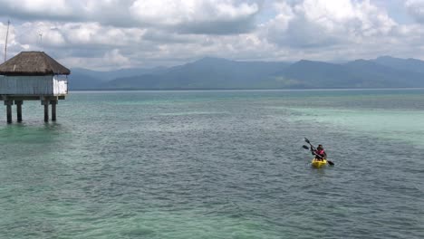 Touristenpaddeln-Und-Kajakfahren-In-Der-Honda-Bay-In-Der-Nähe-Des-Strandhäuschens-Des-Dos-Palmas-Island-Resort-And-Spa-In-Puerto-Princesa,-Palawan,-Philippinen