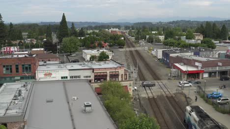 El-Largo-Sendero-En-El-Centro-De-Puyallup-Washington-En-El-Fondo-Con-Edificios-Altos-Y-árboles-Bajo-El-Brillante-Cielo-Nublado---Toma-Aérea