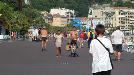 Gente-Disfrutando-De-Un-Agradable-Día-De-Verano-En-La-Promenade-Des-Anglais