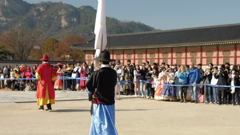 Ceremonia-De-Cambio-De-Guardia-En-La-Puerta-Del-Palacio-Gyeongbokgung-Seúl,-Corea-Del-Sur