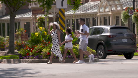 Turistas-Caminando-En-La-Pequeña-Y-Encantadora-Ciudad-De-Niagara-on-the-lake,-Ontario