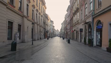 Calle-Florianska-Vacía-Temprano-En-La-Mañana,-Principal-Carretera-Turística,-Casco-Antiguo-De-Cracovia