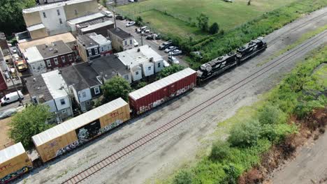 Las-Locomotoras-Diesel-Del-Sur-De-Norfolk-Tiran-De-Los-Vagones-Del-Tren-A-Través-Del-Vecindario-De-Kensington-En-El-Noreste-De-Filadelfia