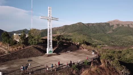 Un-Acercamiento-Aéreo-De-Una-Cruz-Gigante-Ubicada-En-La-Cima-Del-Monte-Patyas-A-Las-Afueras-De-La-Ciudad-De-Coron,-Palawan,-Filipinas