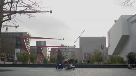 Menschen-Schlendern-über-Den-Theaterplatz.-Schouwburgplein