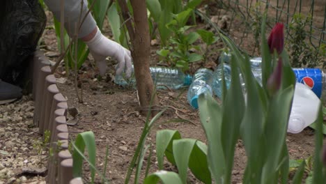 Plan-Schließen-Die-Hand-Eines-Freiwilligen-Hebt-Plastikflaschen-Aus-Der-Natur-Auf