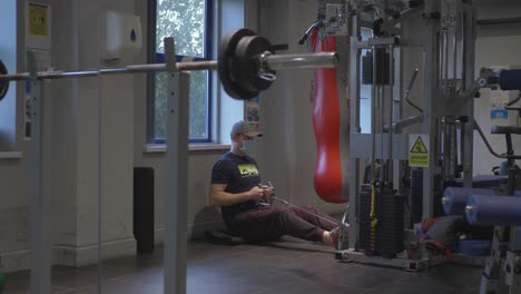 Hombre-Con-Una-Máscara-Amateur-Mueve-Pesas-De-Levantador-De-Pesas-En-El-Gimnasio