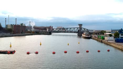 Drone-Se-Eleva-Sobre-El-Puente-Del-Tren-Que-Cruza-El-Río-Escalda-En-Amberes,-Bélgica