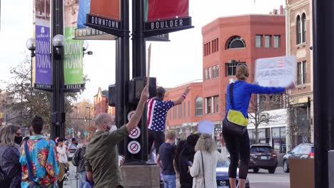 Gente-Celebrando-La-Victoria-Electoral-De-Joe-Biden-En-Las-Calles-De-Boulder,-Colorado