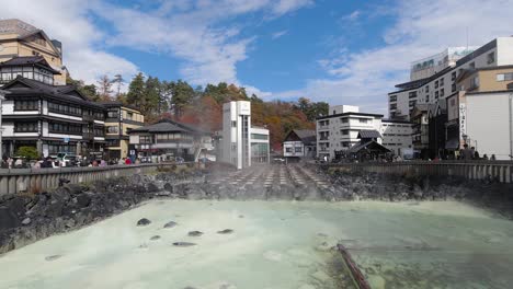 Hermosos-Campos-De-Aguas-Termales-De-Yubatake-En-Kusatu-Onsen-En-Un-Brillante-Día-De-Otoño