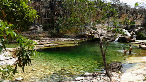 Gente-En-Las-Aguas-Del-Paraiso-Cascada-Perdida-En-Capitolio-Mg