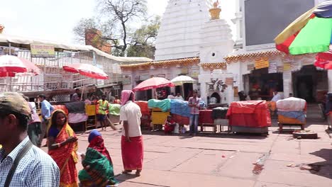 Peregrinos-Pagan-Rituales-Y-Colocan-Palos-Perfumados-En-Una-Pared-En-El-Templo-Baidyanath-Dham-En-Deoghar,-Jharkhand-En-India