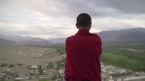 Un-Monje-Budista-Tibetano-Contempla-Mientras-Contempla-Un-Hermoso-Paisaje-Del-Himalaya-Durante-El-Amanecer