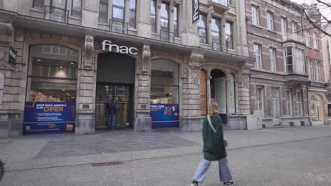 Un-Cliente-Masculino-Enmascarado-Se-Encuentra-Ante-La-Puerta-Cerrada-De-Una-Tienda.