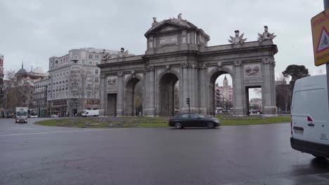 Atemberaubender-Blick-Auf-Den-Kreisverkehr-Puerta-De-Alcala-In-Madrid,-Spanien-–-Reiseziel-–-Weitwinkelaufnahme