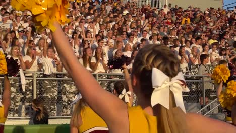 Las-Porristas-De-La-Escuela-Secundaria-Entusiasmaron-A-La-Multitud-Durante-Un-Partido-De-Fútbol