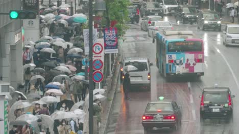 Crowd-Of-People-With-Umbrellas-Waiting-To-Cross-At-Shibuya-Crossing-On-A-Rainy-Day-In-Tokyo,-Japan