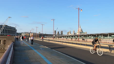 Menschen-Und-Radfahrer-Auf-Der-Straße