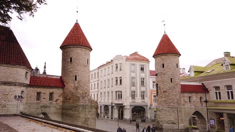 Torres-Gemelas-De-La-Puerta-Viru-En-El-Casco-Antiguo-De-Tallin,-Estonia