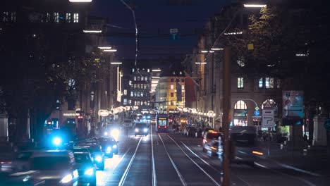 Tráfico-Por-Carretera-Por-La-Noche-En-La-Famosa-Maximilianstraße-De-Munich