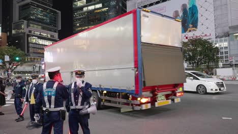 Oficiales-De-Policía-Con-Máscaras-En-El-Cruce-De-Shibuya-En-Tokio,-Japón,-En-La-Noche-De-Halloween---Toma-Amplia