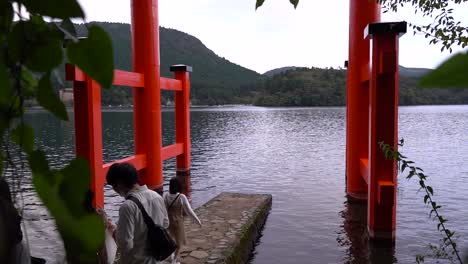 Empuje-A-Cámara-Lenta-Entre-Los-árboles-En-El-Santuario-De-Hakone-Con-Turistas-Tomando-Fotos