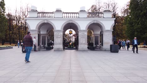 Das-Grab-Des-Unbekannten-Soldaten-In-Symmetrischer-Aufnahme-Mit-Menschen-Und-Touristen,-Die-In-Der-Nähe-Spazieren