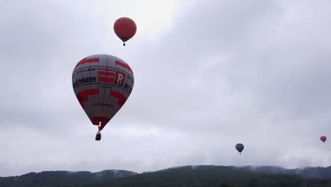 Heißluftballons-Schweben-Am-Himmel-Bei-Einer-Parade-In-Campu-Cetatii,-Rumänien