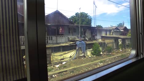 Punto-De-Vista-Desde-Una-Ventana-En-La-Línea-De-Cercanías-Durante-La-Pandemia-Del-Virus-De-La-Corona