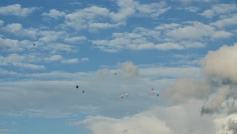 Diez-Globos-De-Aire-Caliente-En-La-Distancia-Vuelan-Lentamente-Hacia-La-Nube