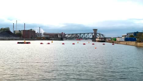 Drohne-Drängt-Auf-Eine-Eisenbahnbrücke-über-Den-Fluss-Schelde-In-Belgien