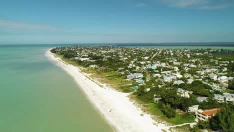 Filmische-4K-Luftaufnahme-Vom-Meer-Zum-Holmes-Beach-Auf-Der-Insel-Anna-Maria