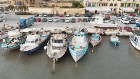 Luftaufnahme-Einer-Schaukelnden-Angedockten-Flotte-Im-Hafen-Von-Marsaxlokk,-Malta