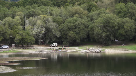 Plano-General-De-Aguas-Termales-Cálidas-En-Un-Frío-Día-De-Otoño,-En-Los-Antiguos-Baños-Romanos-De-Bande,-Ourense