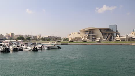 Das-Nationalmuseum-Von-Katar-Ist-Eine-Neue-Touristenattraktion-In-Katars-Hauptstadt-Doha.-Es-Ist-Berühmt-Für-Sein-Einzigartiges-Architektonisches-Design,-Das-Auf-Dessertrosen-Basiert